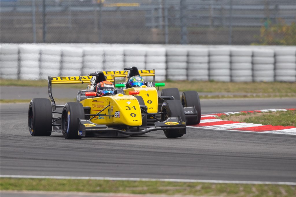Christian Lundgaard #31 i kamp med engelske Max Fewtrell #1. Begge er tilknyttet Renault Formel 1 teamets junior program Renault Sport Academy
(Foto: Renault Sport)